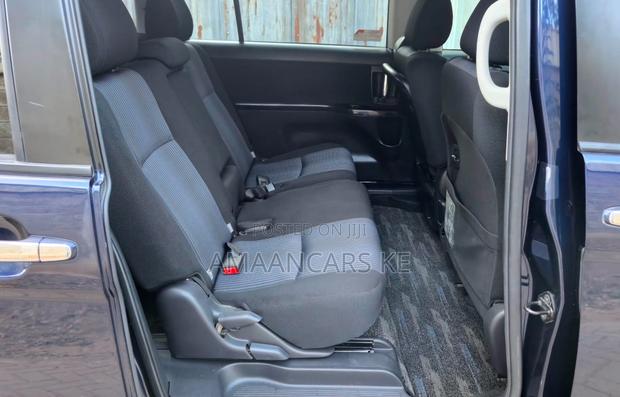 Toyota ISIS 2018 Blue
