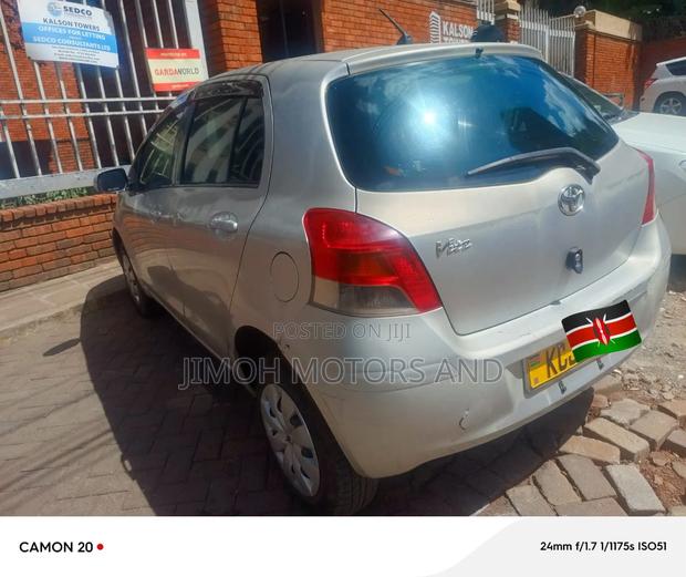 Toyota Vitz 2009 Silver