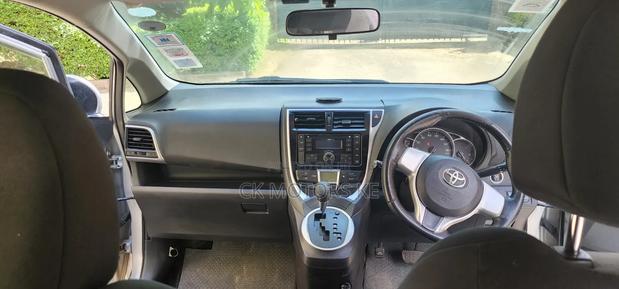 Toyota Ractis 1.3 FWD 2014 Silver