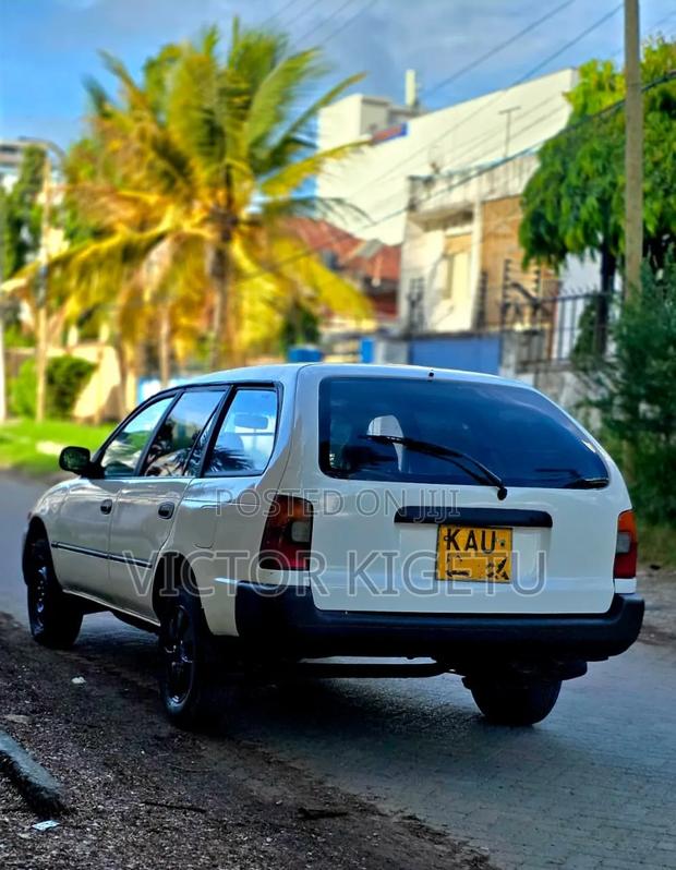 Toyota Corolla Station Wagon 1999 White