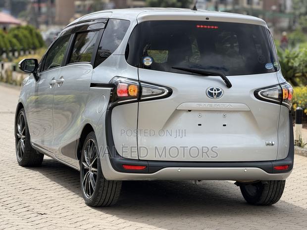 Toyota Sienta 2019 Silver