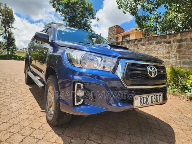 Toyota Hilux 2010 Blue