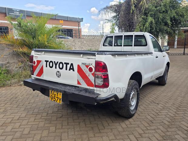 Toyota Hilux 2012 White