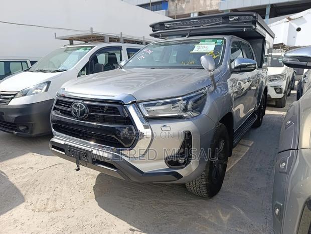 Toyota Hilux 2024 Gray