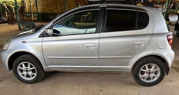 Toyota Vitz 2001 Silver