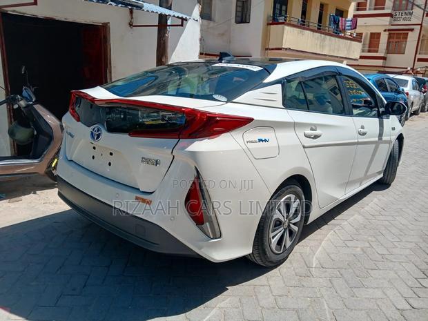 Toyota Prius 2019 White