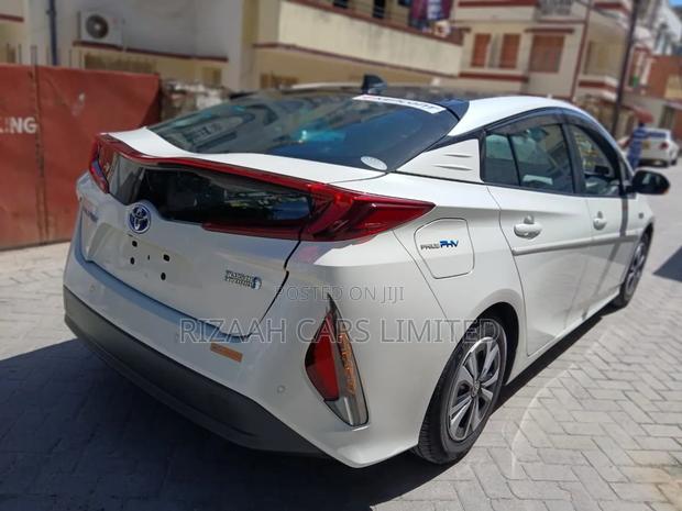Toyota Prius 2019 White
