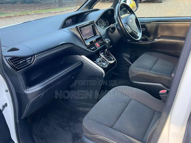 Toyota Esquire 2018 Pearl