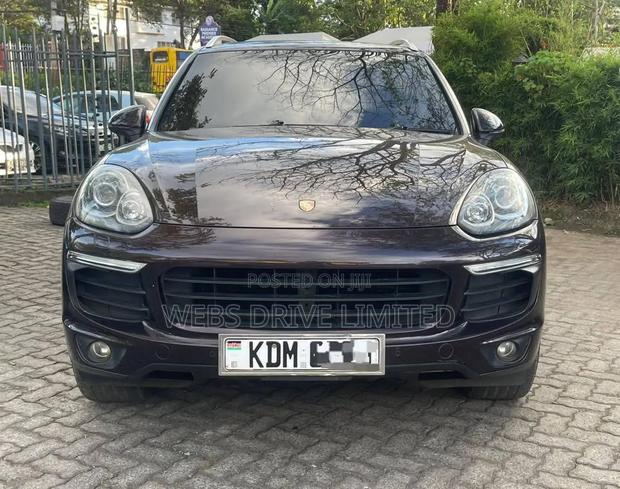Porsche Cayenne Base AWD 2016 Maroon