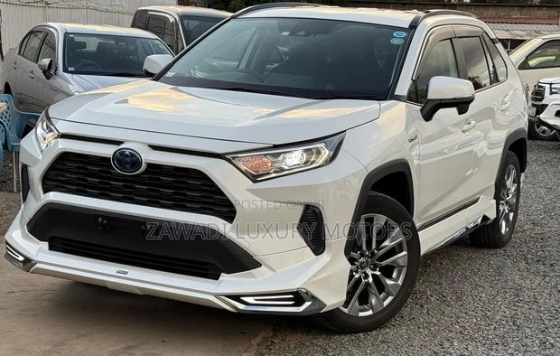 Toyota RAV4 Hybrid 2019 White
