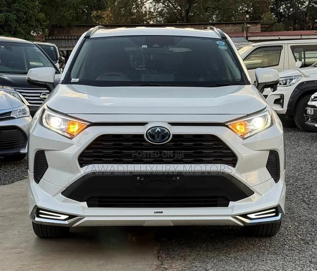 Toyota RAV4 Hybrid 2019 White