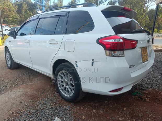 Toyota Corolla Fielder 1.5 Hybrid FWD 2016 White