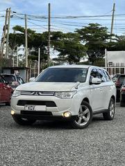 Mitsubishi Outlander 2012 White for sale