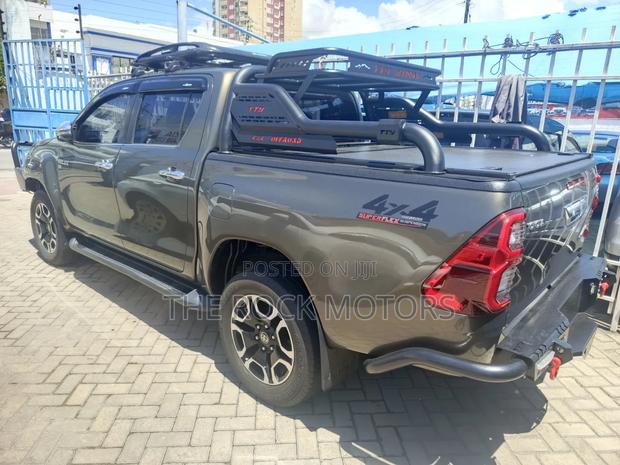 Toyota Hilux 2020 Gray
