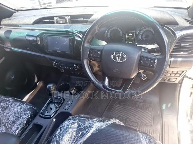 Toyota Hilux 2020 Gray
