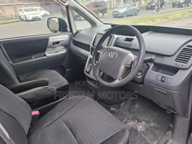 Toyota Voxy 2009 Blue