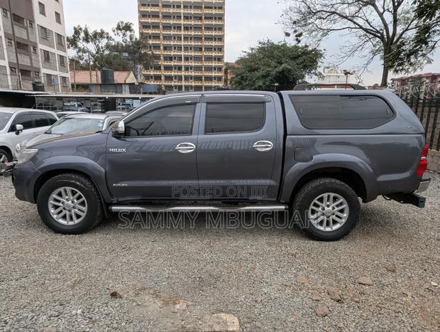 Toyota Hilux 2013 Gray