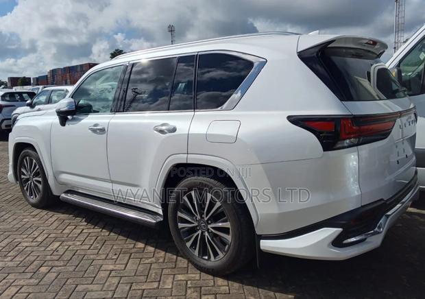 Lexus LX 600 2022 White