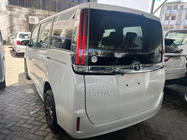 Toyota Noah 2.0 AWD (8 Seater) 2019 White