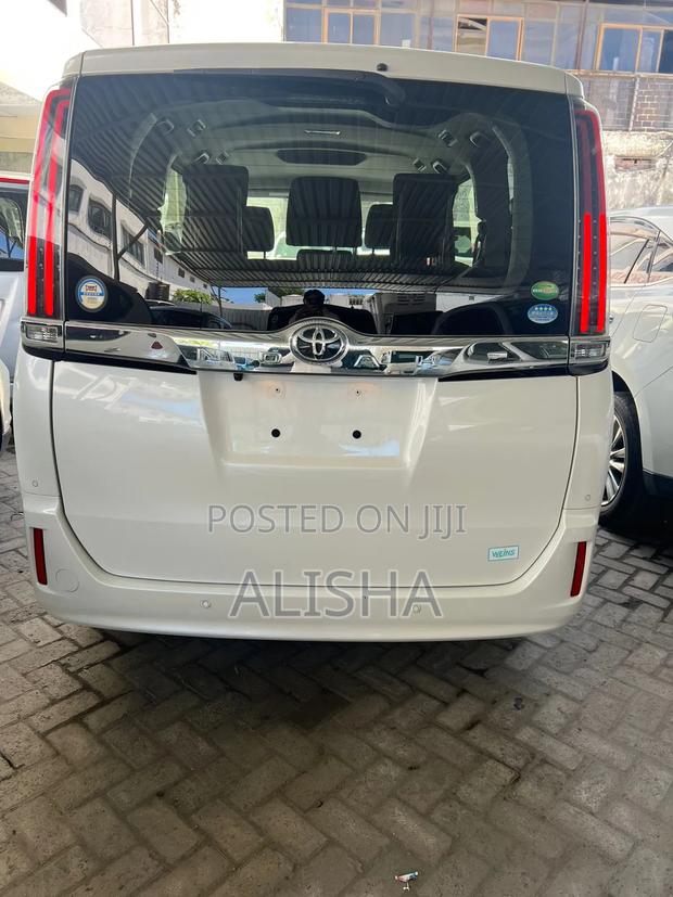 Toyota Noah 2.0 AWD (8 Seater) 2019 White