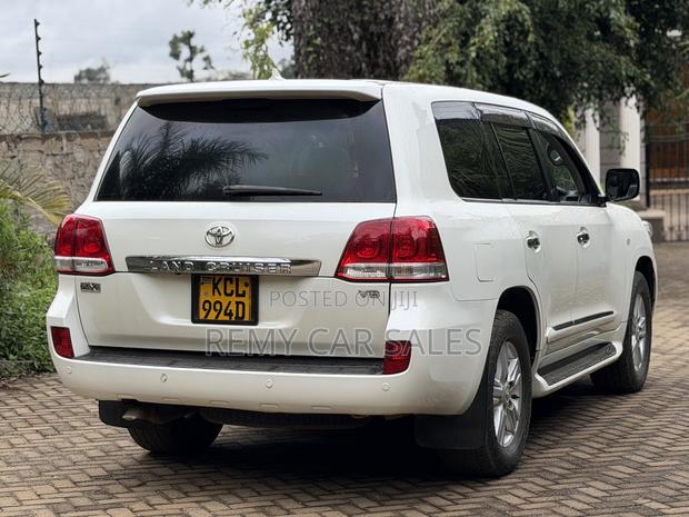 Toyota Land Cruiser 2012 White