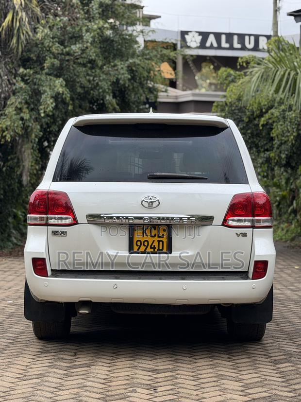 Toyota Land Cruiser 2012 White