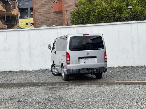 Toyota HiAce 2018 Silver