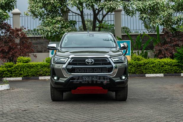 Toyota Hilux 2021 Brown