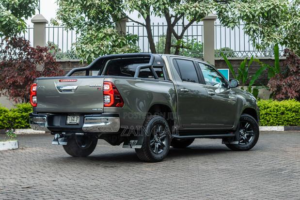 Toyota Hilux 2021 Brown