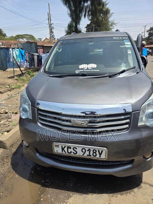 Toyota Noah 2.0 143hp AWD (7 Seater) 2012 Gray