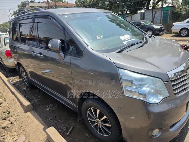 Toyota Noah 2.0 143hp AWD (7 Seater) 2012 Gray