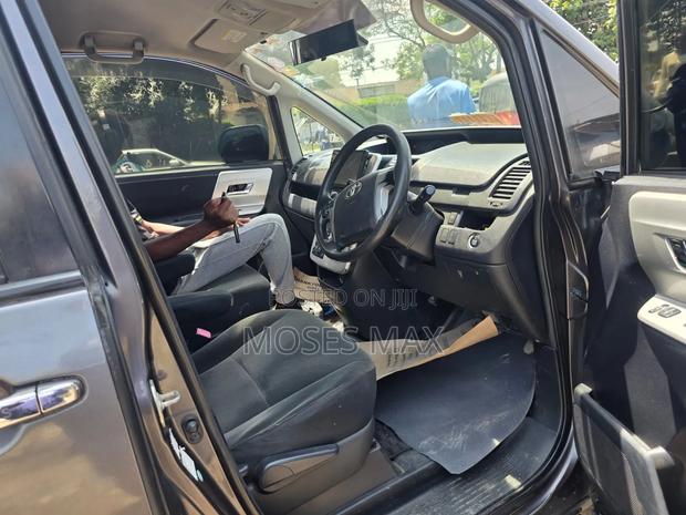Toyota Noah 2.0 143hp AWD (7 Seater) 2012 Gray
