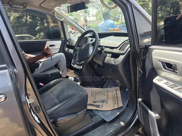 Toyota Noah 2.0 143hp AWD (7 Seater) 2012 Gray