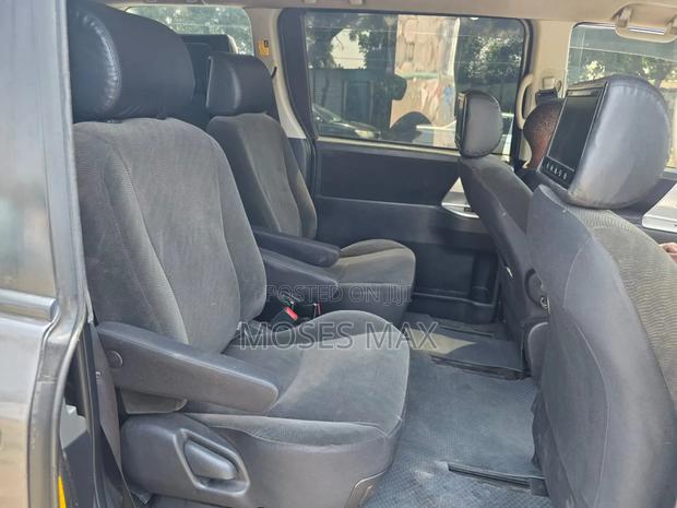 Toyota Noah 2.0 143hp AWD (7 Seater) 2012 Gray