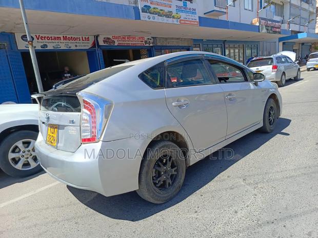 Toyota Prius Five 4dr Hatchback (1.8L 4cyl gas/electric hybrid CVT) Silver
