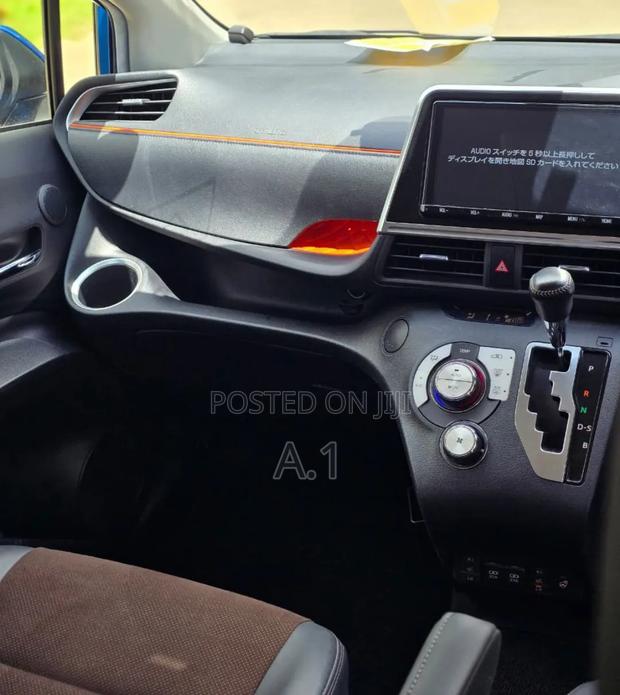 Toyota Sienta 1.5 Hybrid FWD (6-seater) 2018 Blue