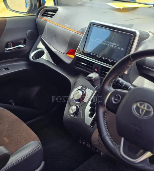 Toyota Sienta 1.5 Hybrid FWD (6-seater) 2018 Blue
