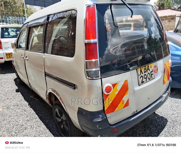 Toyota TownAce Noah 2000 Silver