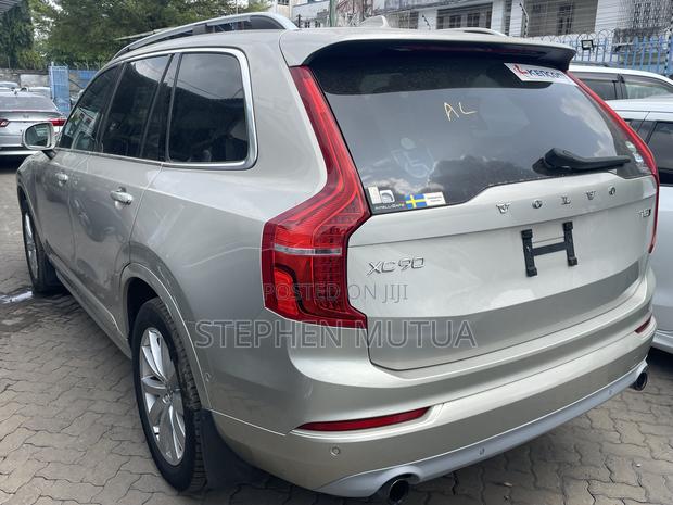 Volvo XC90 T5 Momentum AWD 2019 Gold