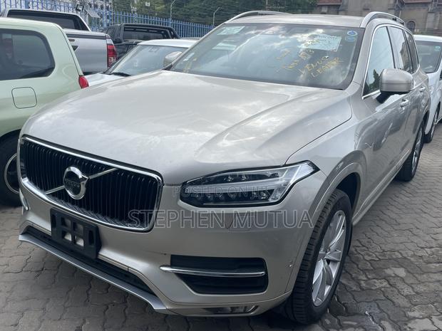 Volvo XC90 T5 Momentum AWD 2019 Gold