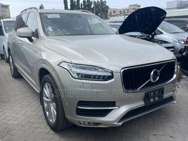 Volvo XC90 T5 Momentum AWD 2019 Gold