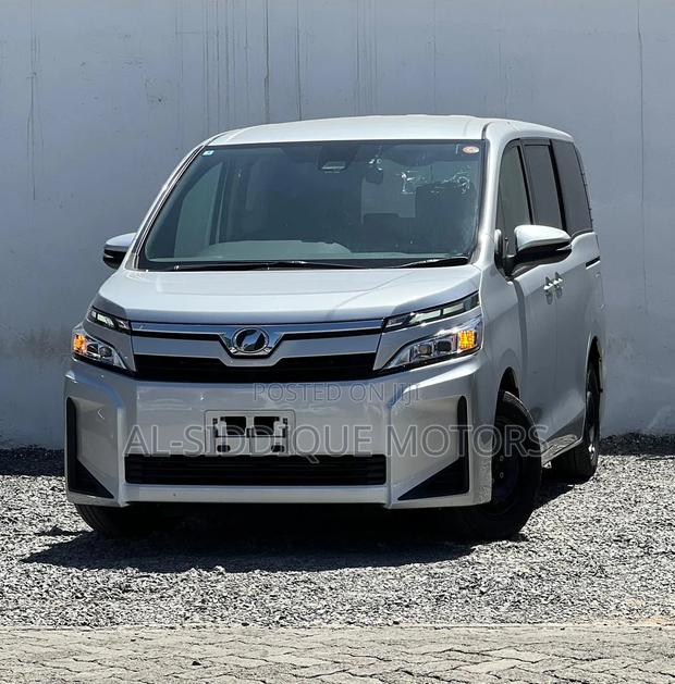 Toyota Voxy 2019 Silver