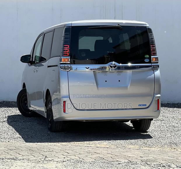 Toyota Voxy 2019 Silver