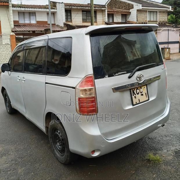 Toyota Noah 2.0 143hp FWD (8 Seater) 2008 Silver