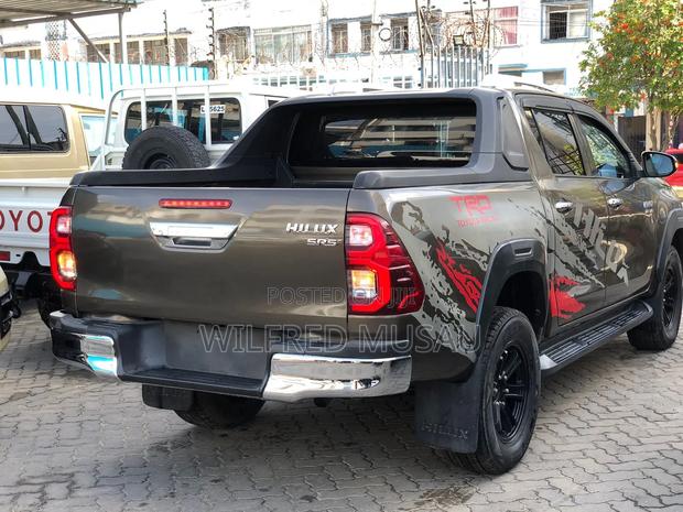 Toyota Hilux SR 4x4 2017 Gray