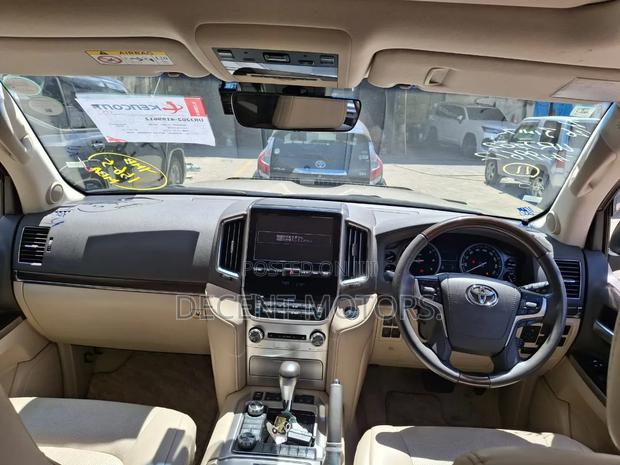 Toyota Land Cruiser 4.6 V8 ZX 2019 Gold