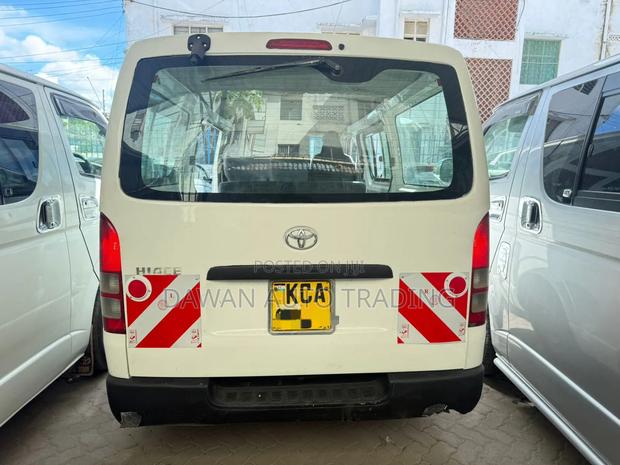 Toyota HiAce 2006 White