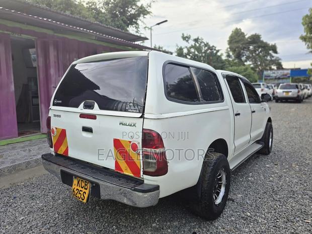 Toyota Hilux 2.5 D-4D 4X4 SRX 2012 White