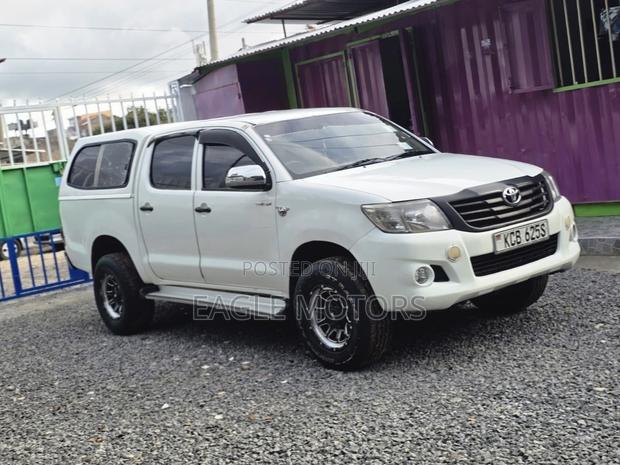 Toyota Hilux 2.5 D-4D 4X4 SRX 2012 White