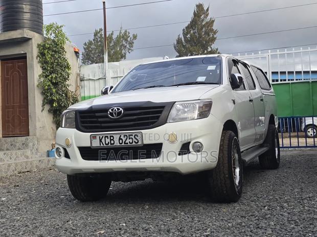 Toyota Hilux 2.5 D-4D 4X4 SRX 2012 White